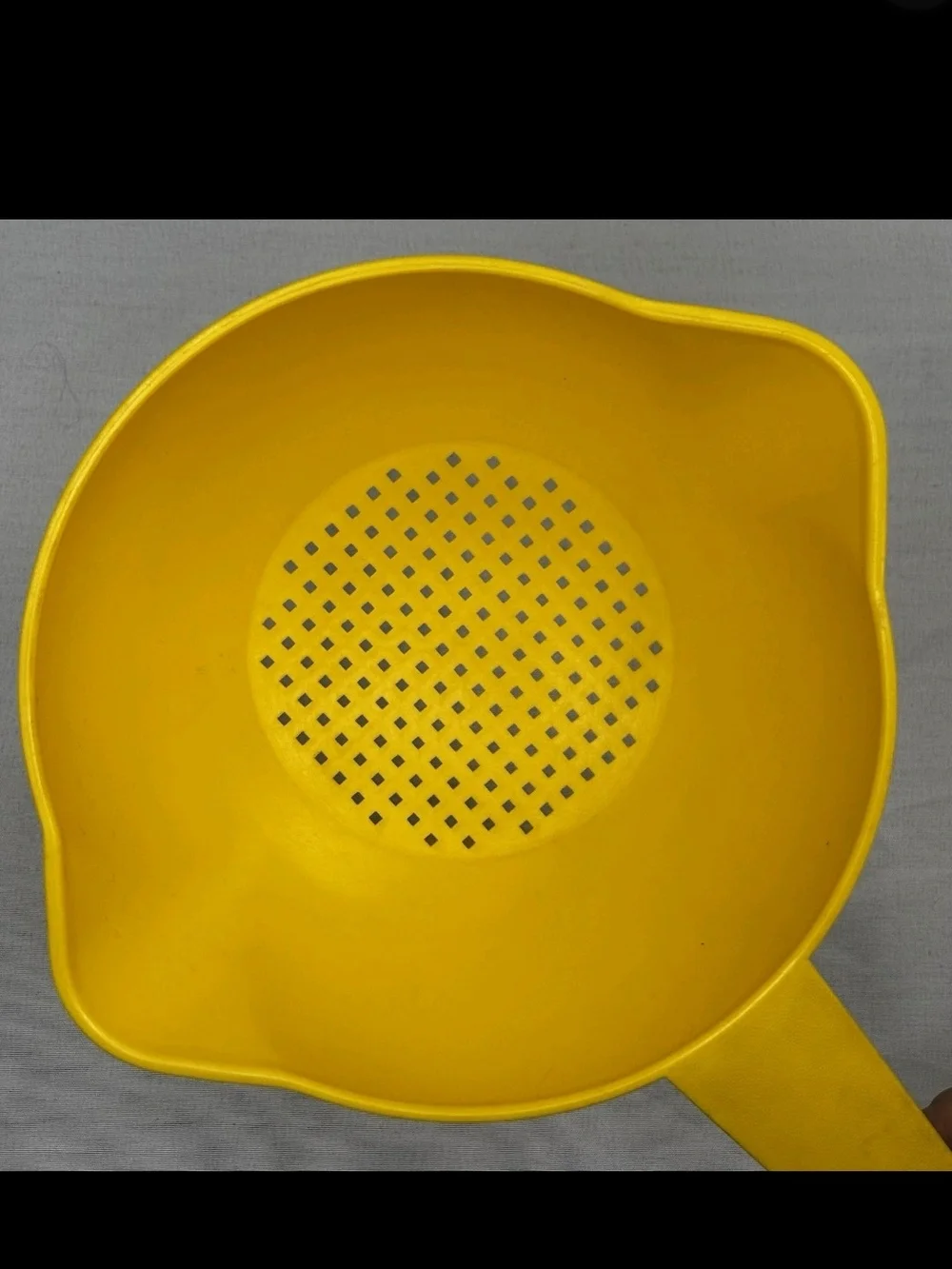 Vtg Tupperware Bright Yellow Plastic Hand Strainer with Pour Spouts